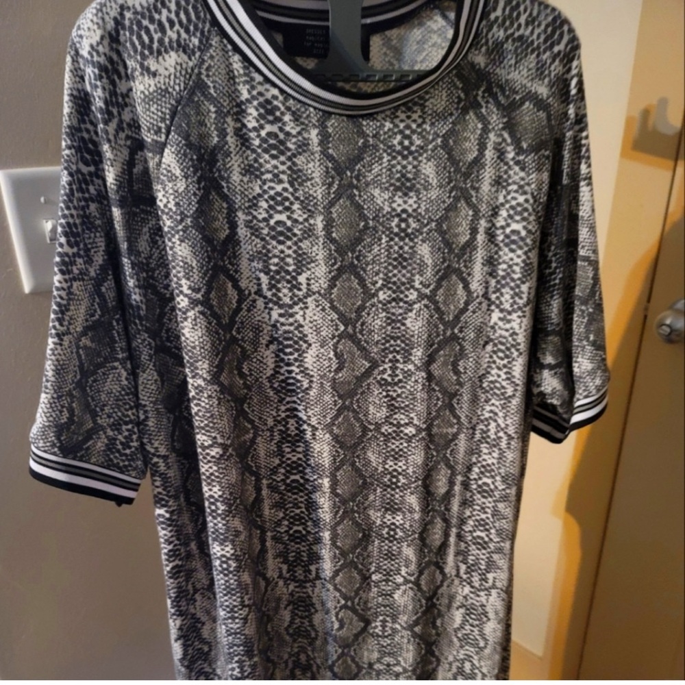 DressedinLALA Snakeskin Ozzy Dress Snakeskin Dress- T-shirt Dress (Roomy)